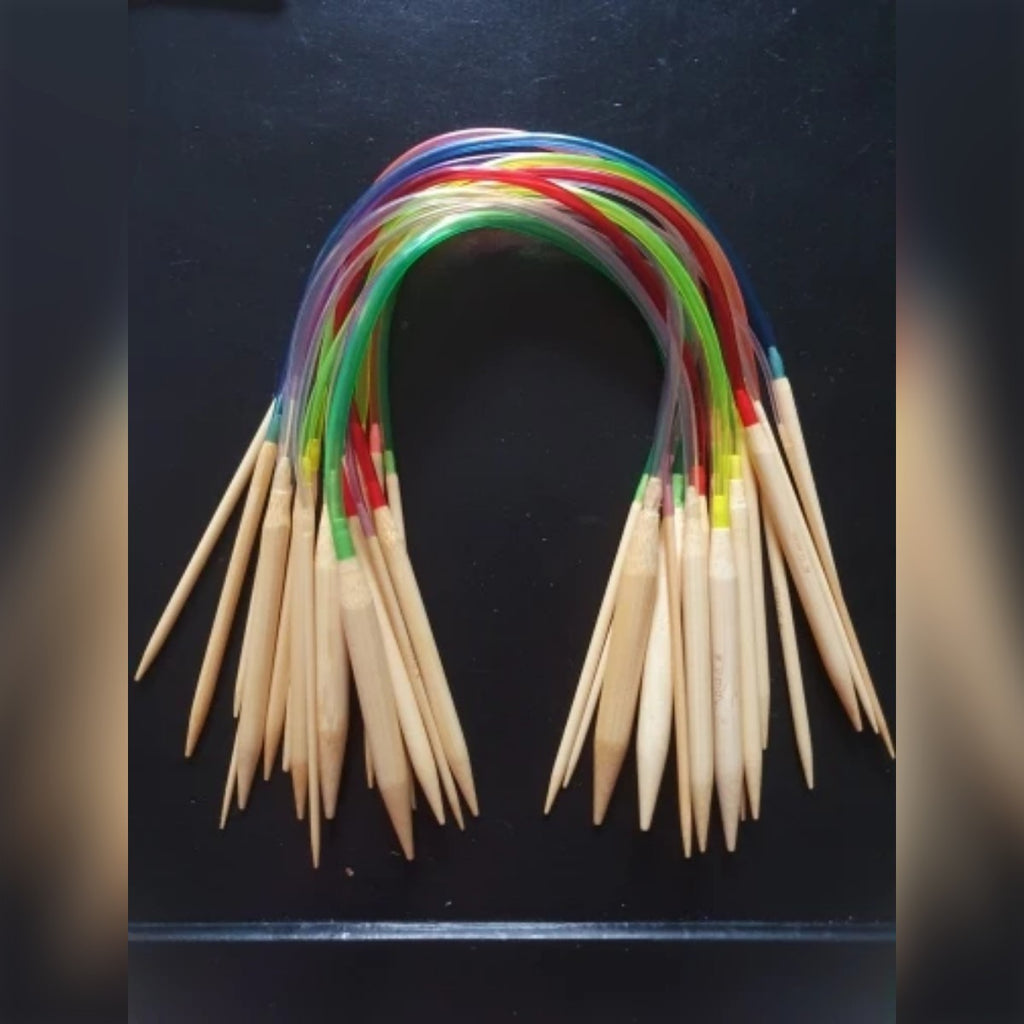 Foto di un acquirente: il set di ferri circolari in bambù da 40 cm su un fondo scuro
