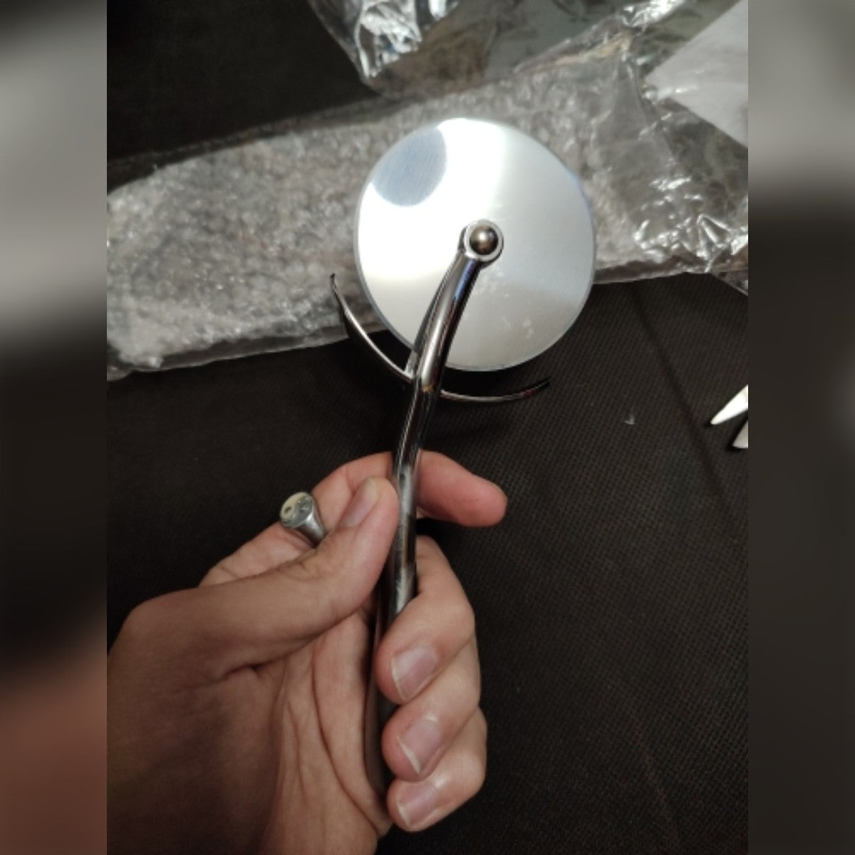 Foto di un acquirente: il tagliapizza tenuto in mano