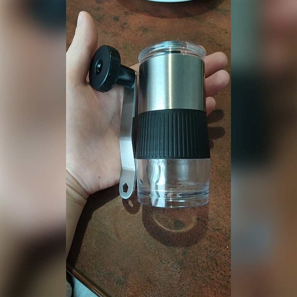 Foto di un acquirente: il macinacaffè in mano