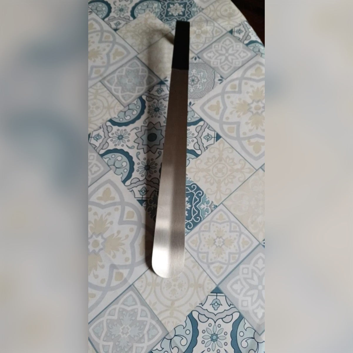 Foto di un acquirente: il calzascarpe su una tovaglia