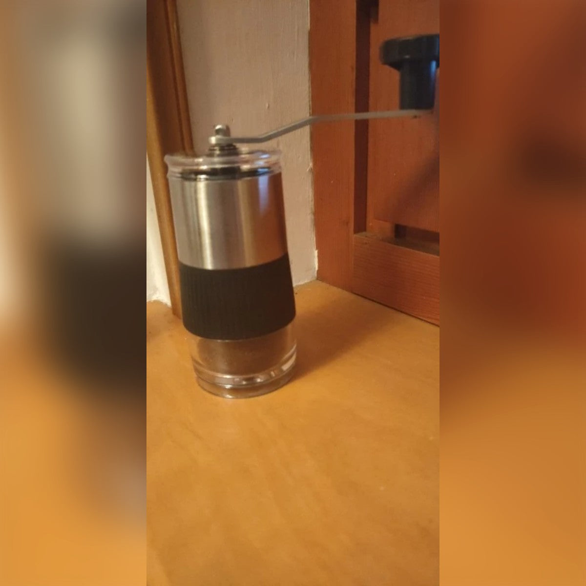 Foto di un acquirente: il macinacaffè su una mensola con il caffè macinato nel contenitore
