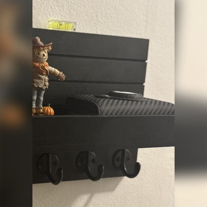 Foto di un acquirente: il porta chiavi nero con piccoli oggetti sulla mensola