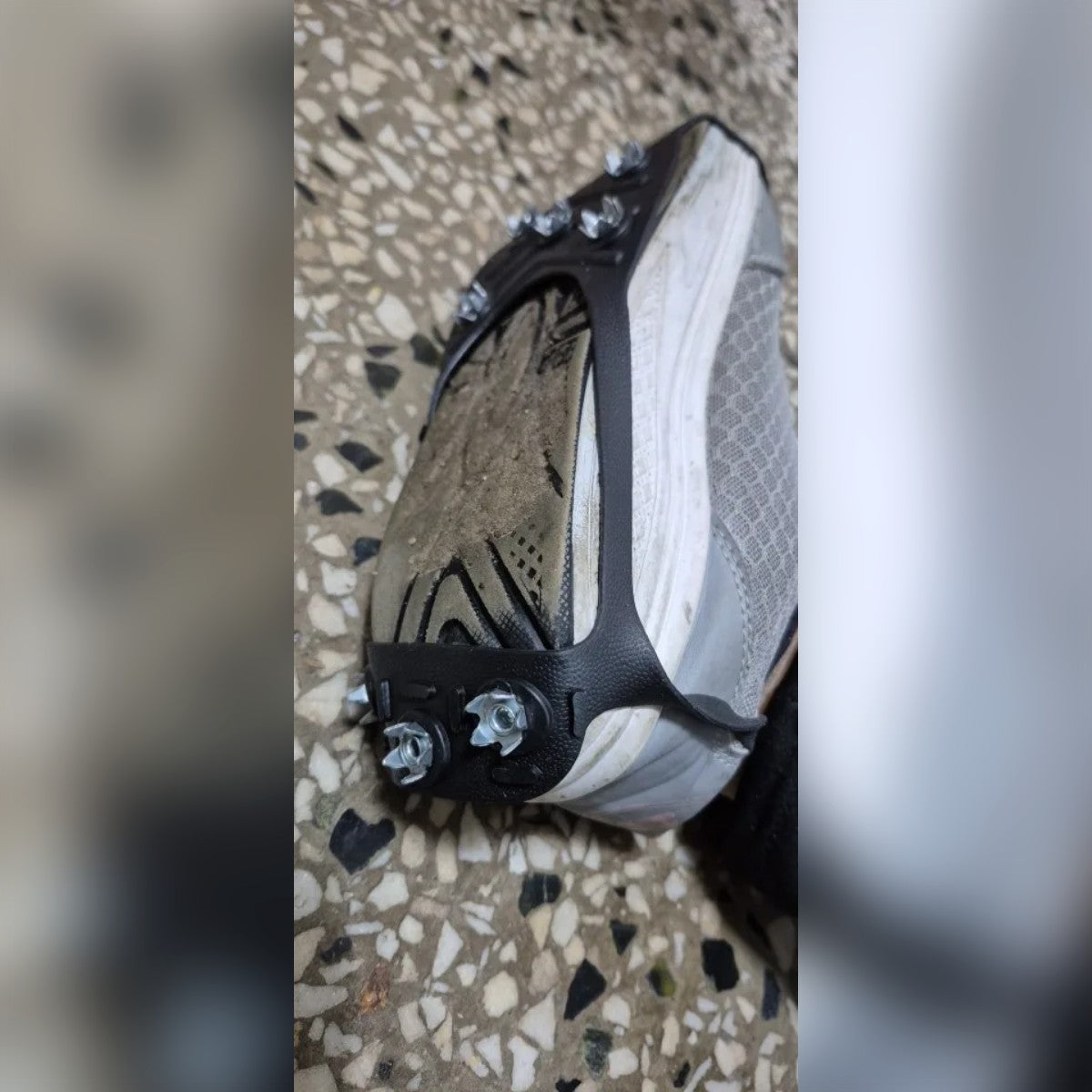 Foto di un acquirente: un ramponcino su una scarpa sportiva, con i chiodi sotto l'avampiede
