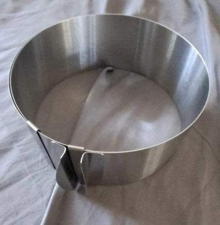 Foto di un acquirente: l'anello per torte alto 6 cm con il fermaglio e le prese sulla giunzione