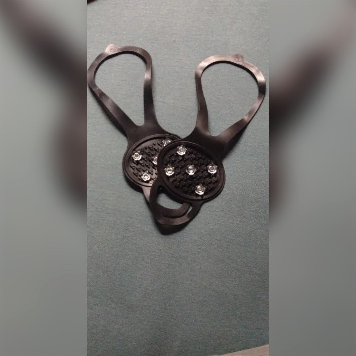 Foto di un acquirente: un paio di ramponcini su un tessuto