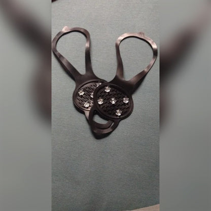 Foto di un acquirente: un paio di ramponcini su un tessuto