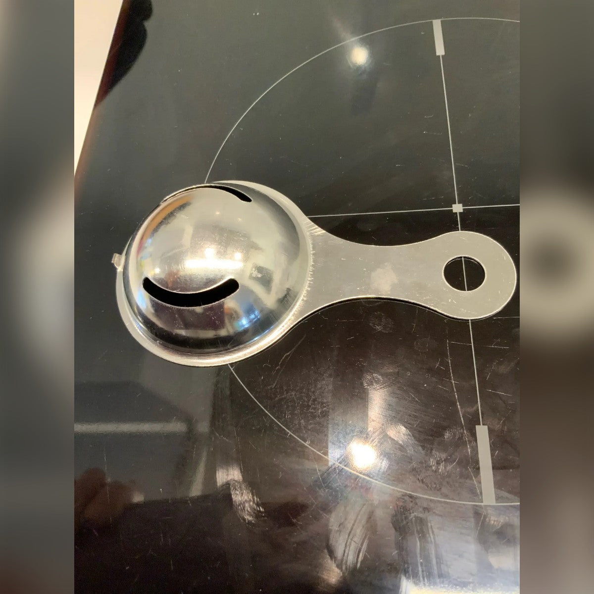 Foto di un acquirente: il separatore su un piano cottura in vetroceramica