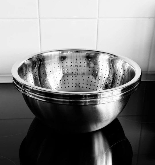 Foto di un acquirente: lo scolapasta appoggiato nella ciotola su un piano nero