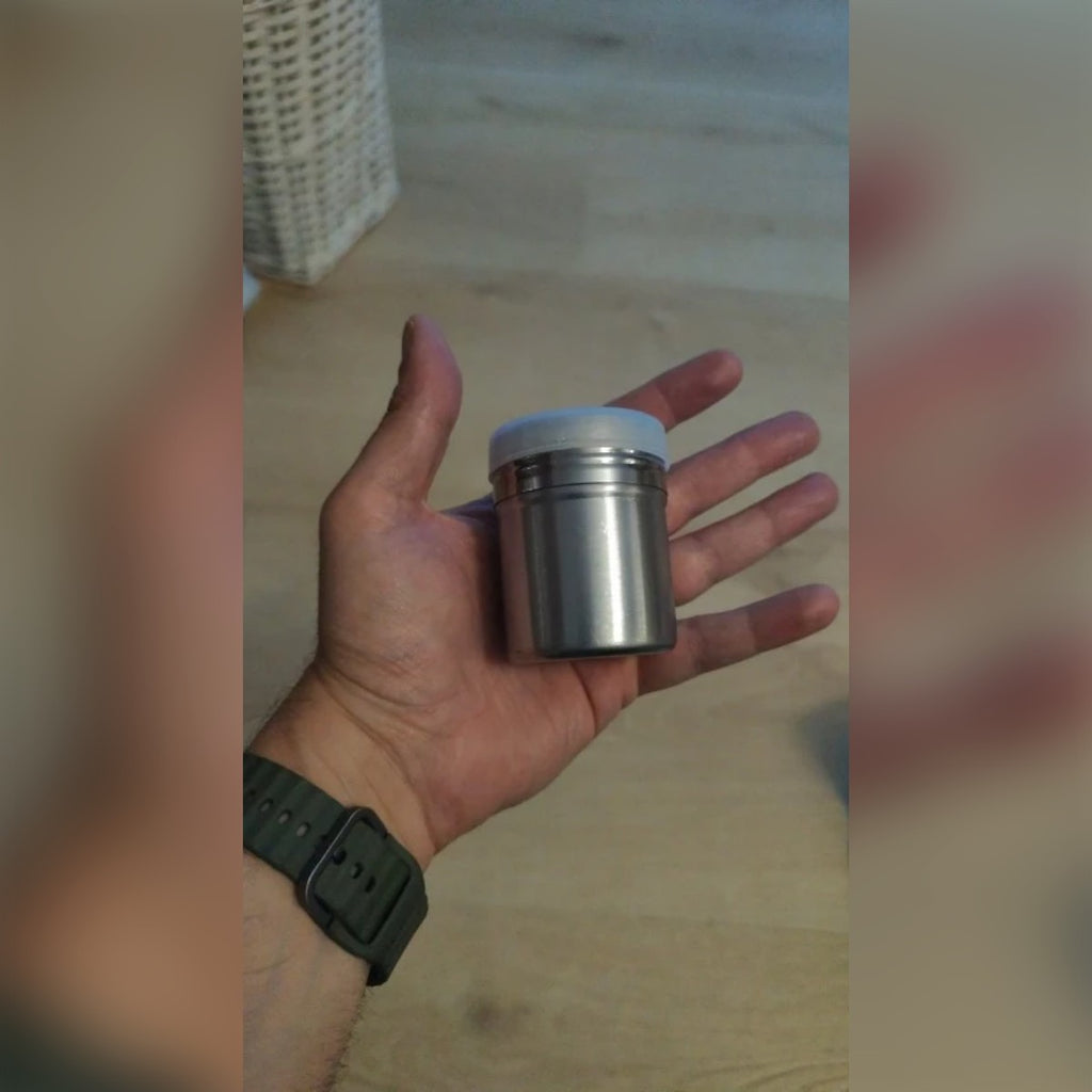 Foto di un acquirente: lo spargi zucchero con il tappo in una mano aperta, che ne mostra la misura