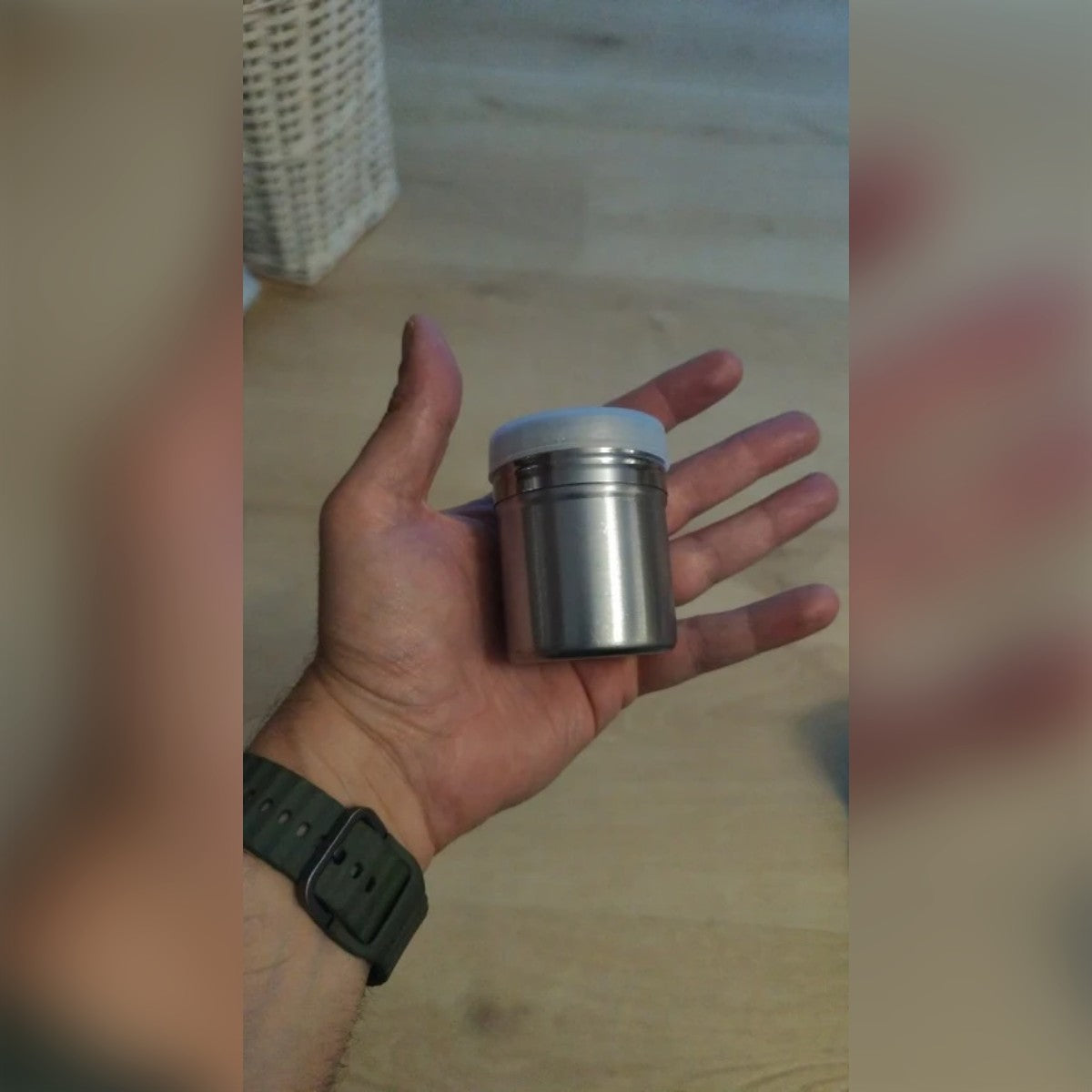 Foto di un acquirente: lo spargi zucchero con il tappo in una mano aperta, che ne mostra la misura