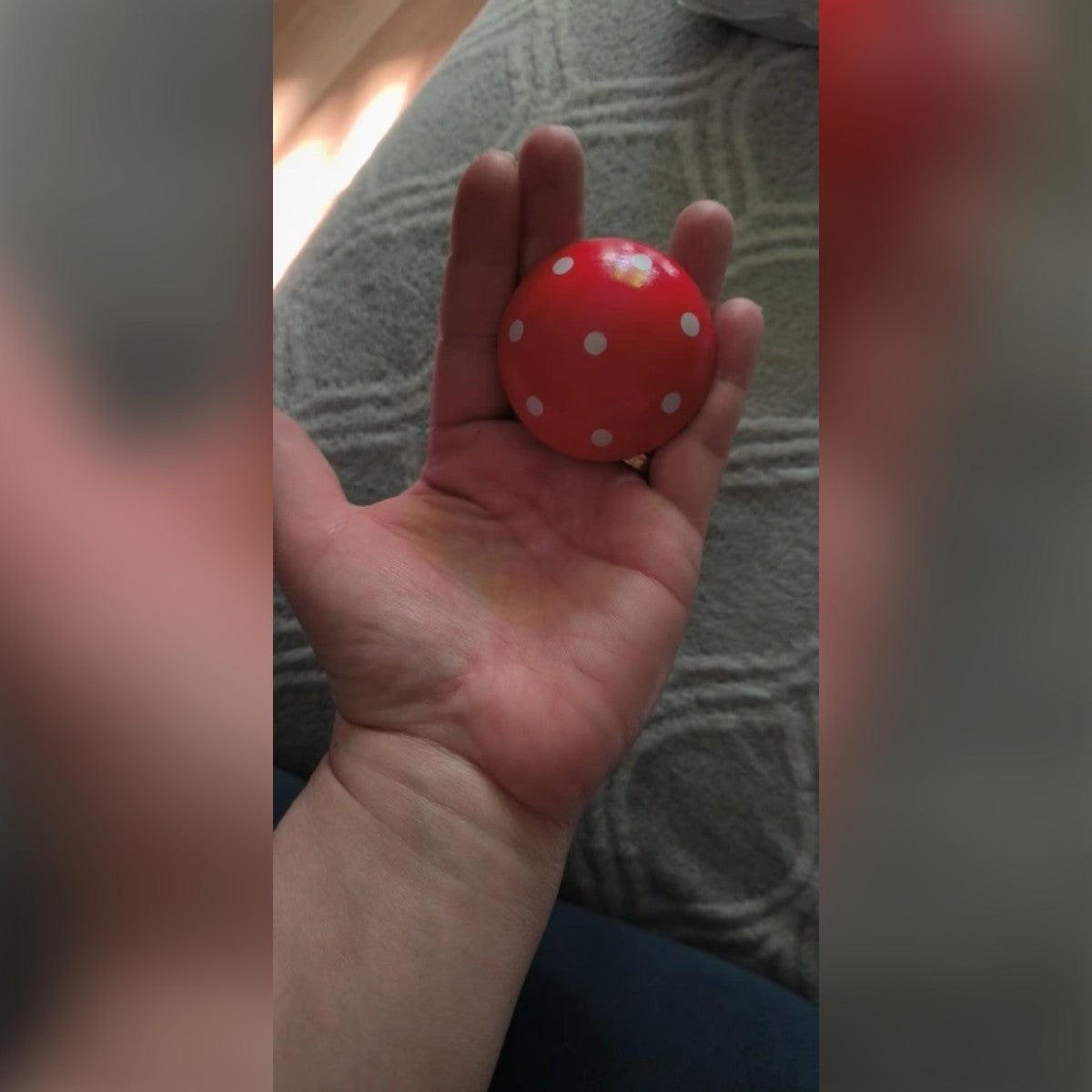Foto cliente: il cappello rosso a pois nel palmo di una mano