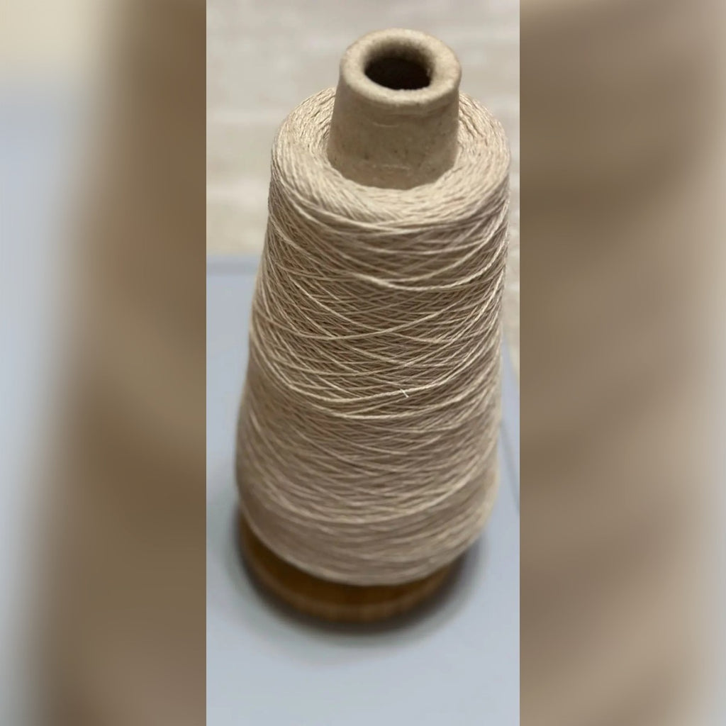 Foto cliente: filato su cono sull'asta del porta gomitolo