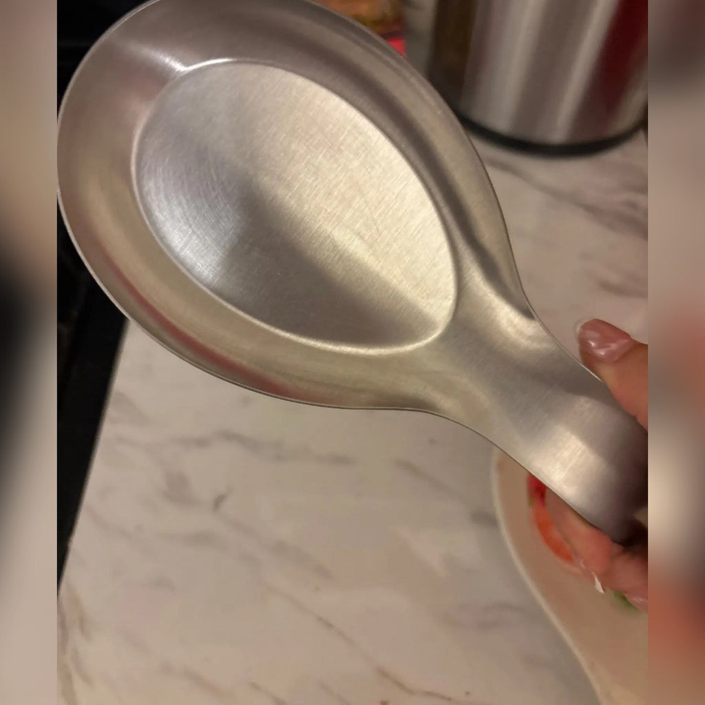 Foto di un acquirente: il poggiamestolo tenuto in mano sopra un piano in marmo