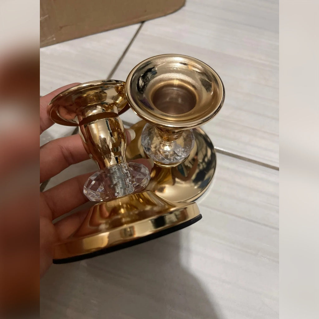 Foto di un acquirente: un candeliere in mano accanto al secondo