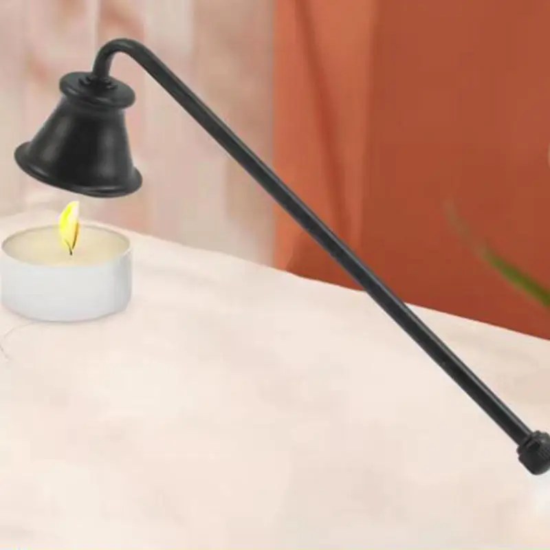 Spegnicandela nero con la campana sopra la fiamma di un tealight