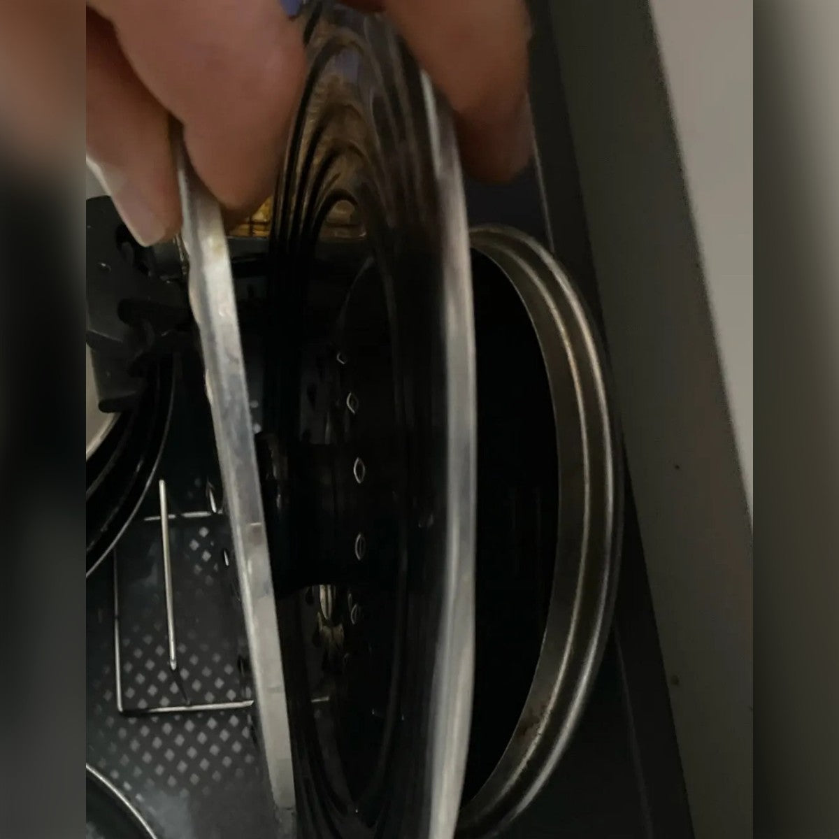 Foto di un cliente: coperchi in piedi nel porta coperchi in un cassetto della cucina