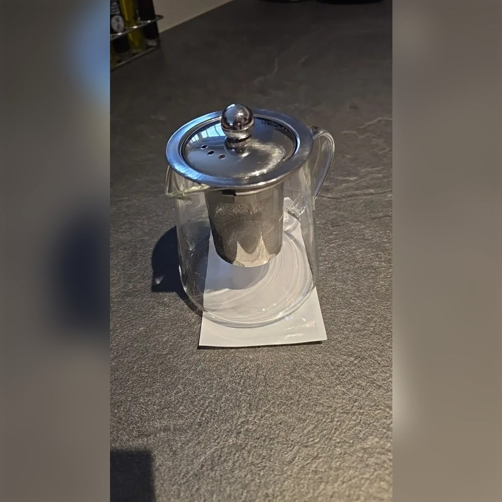 Foto di un cliente: teiera in vetro con coperchio in acciaio su un piano scuro