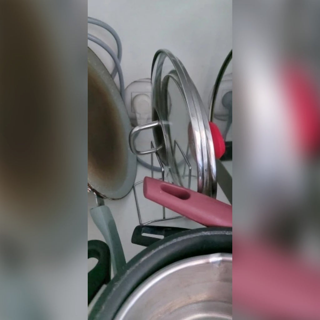 Foto di un cliente: coperchi di vetro e acciaio in piedi nel porta coperchi dentro un mobile