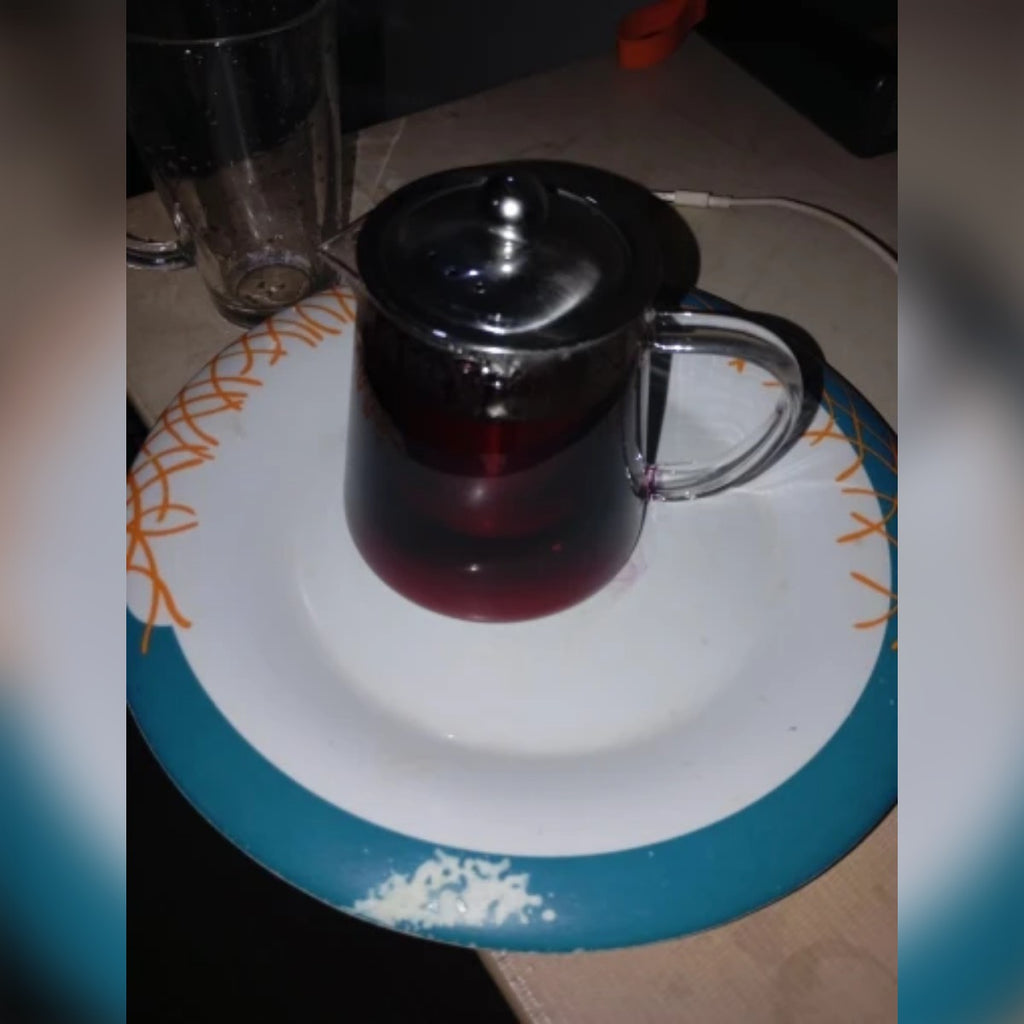 Foto di un cliente: teiera in vetro piena di tè di ibisco su un piatto