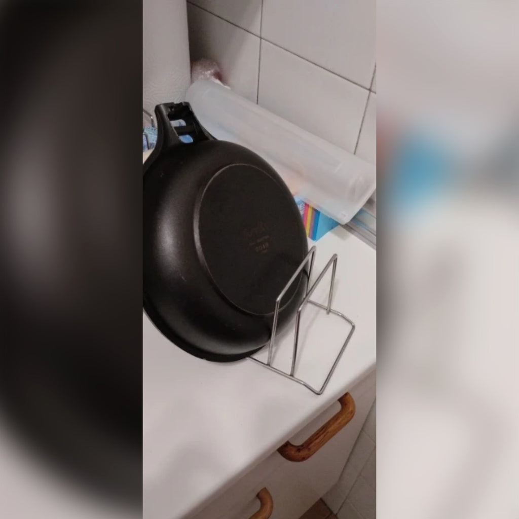 Foto di un cliente: una padella in piedi nel porta coperchi