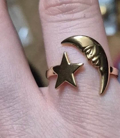 Foto di un cliente: anello stella e luna color oro al dito