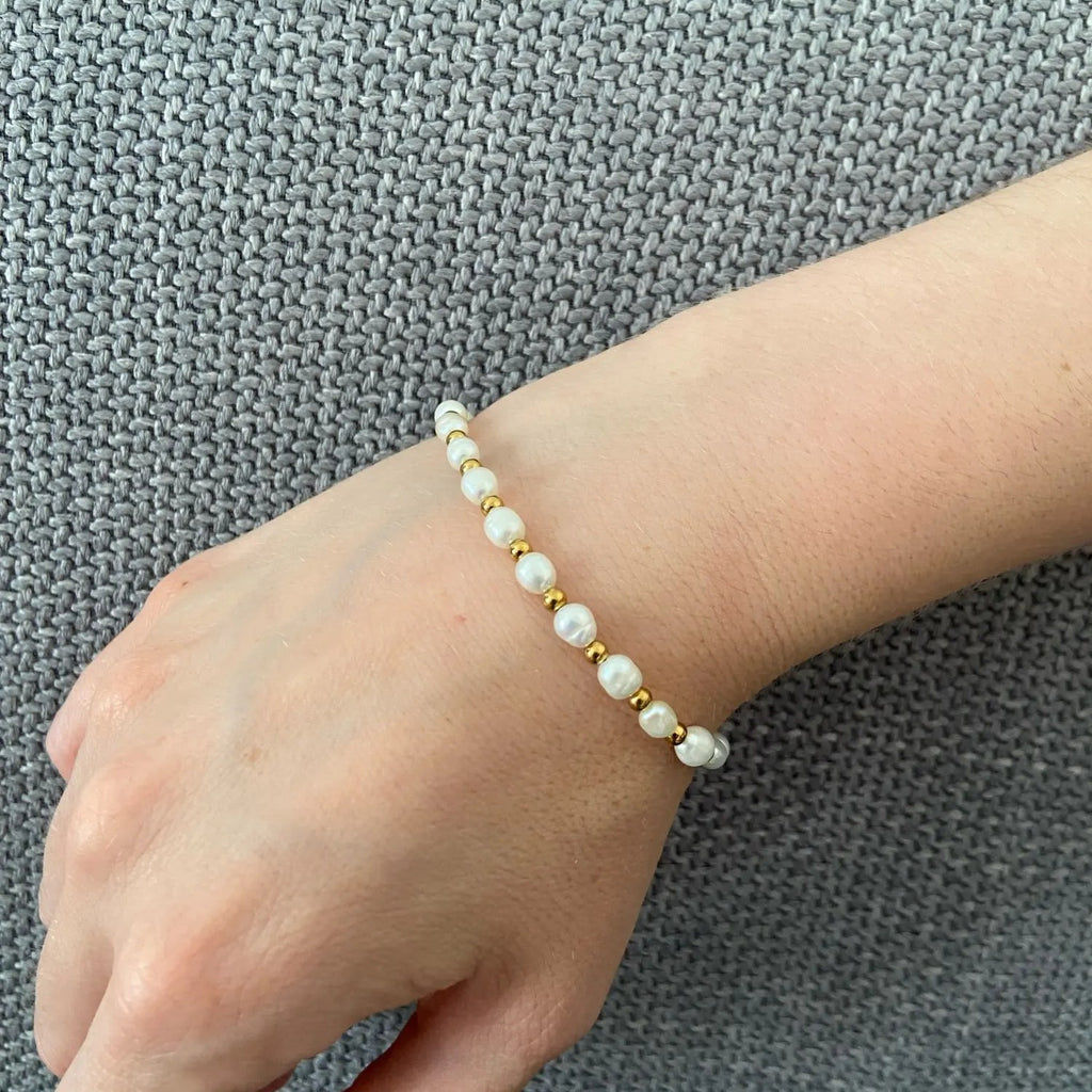 Foto di un cliente: bracciale di perle al polso