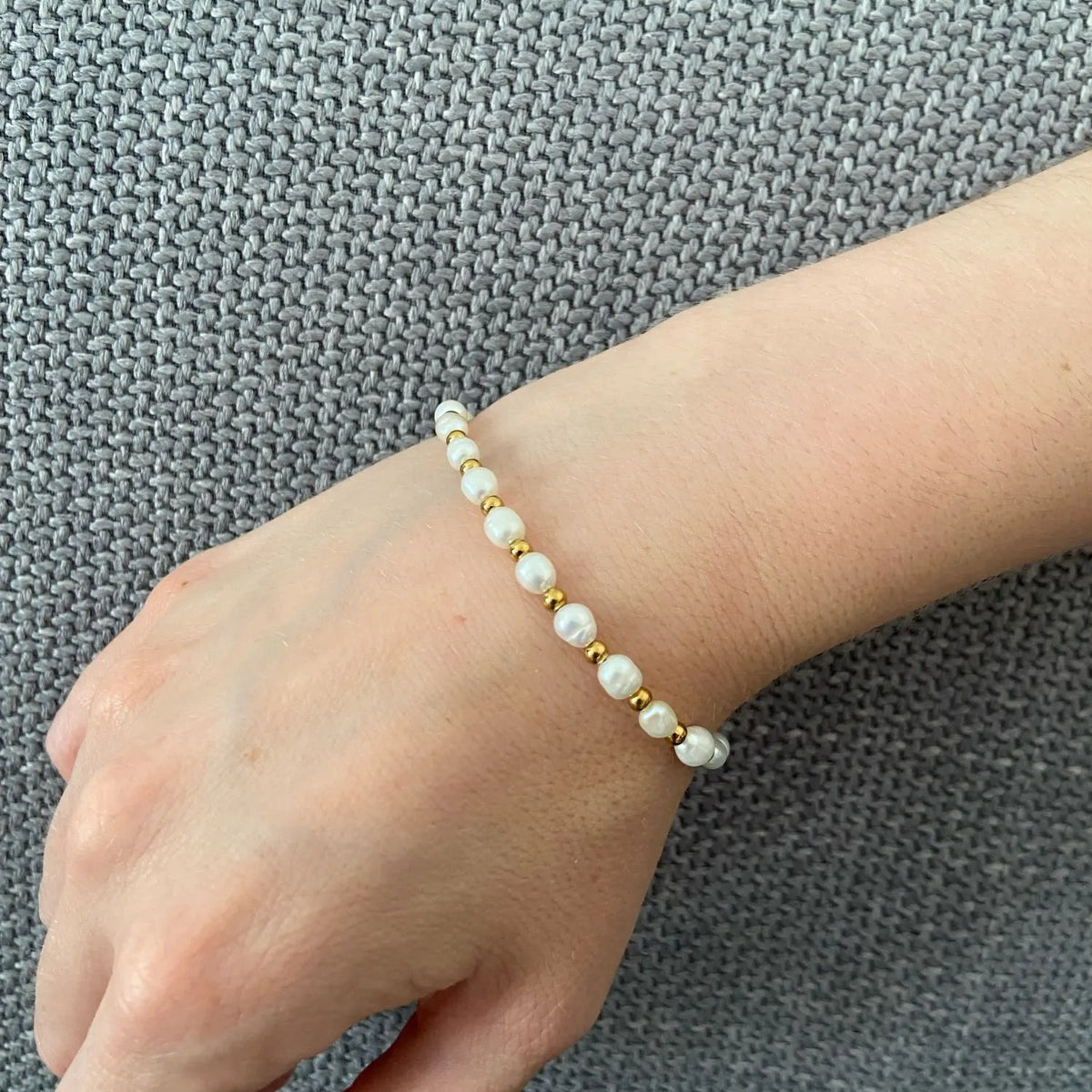 Foto di un cliente: bracciale di perle al polso