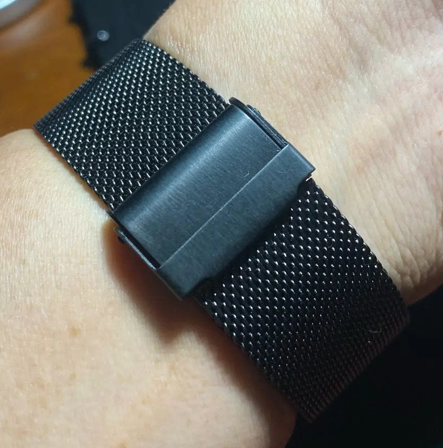 Foto di un cliente: cinturino in maglia d'acciaio nera al polso, chiusura al centro (versione da 22 mm)