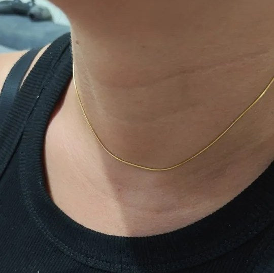 Foto di un cliente: la catena color oro da 40 cm alla base del collo