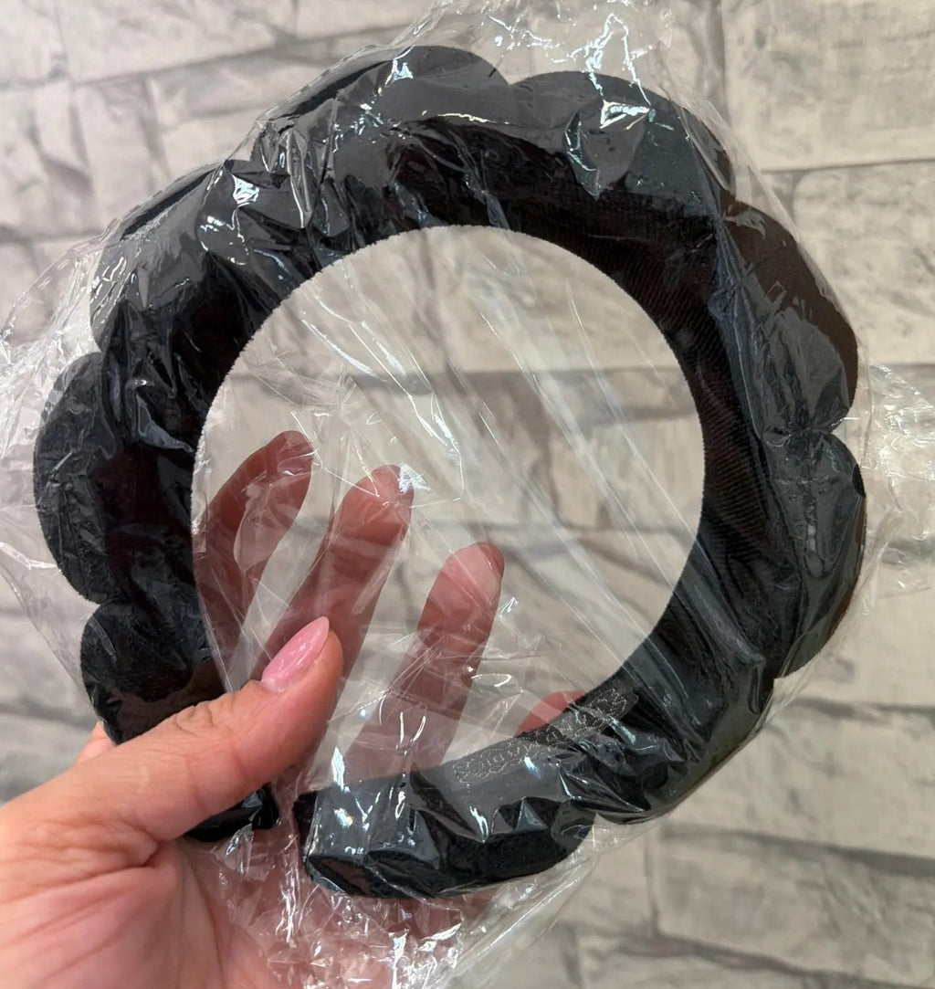 Foto di un cliente: il cerchietto nero nella busta, tenuto in mano