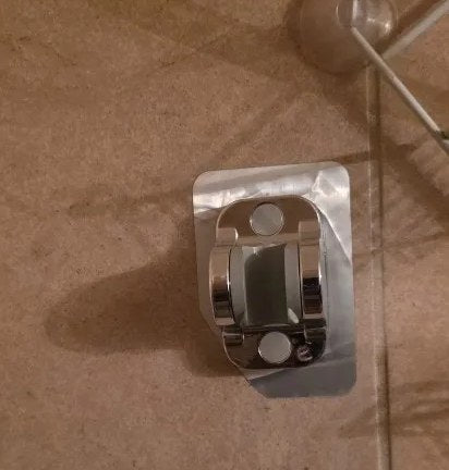 Foto di un cliente: supporto doccetta color argento su una parete piastrellata