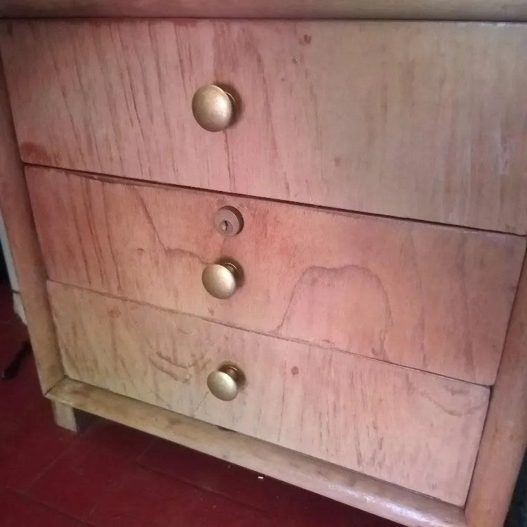 Foto di un cliente: i pomelli su una cassettiera in legno