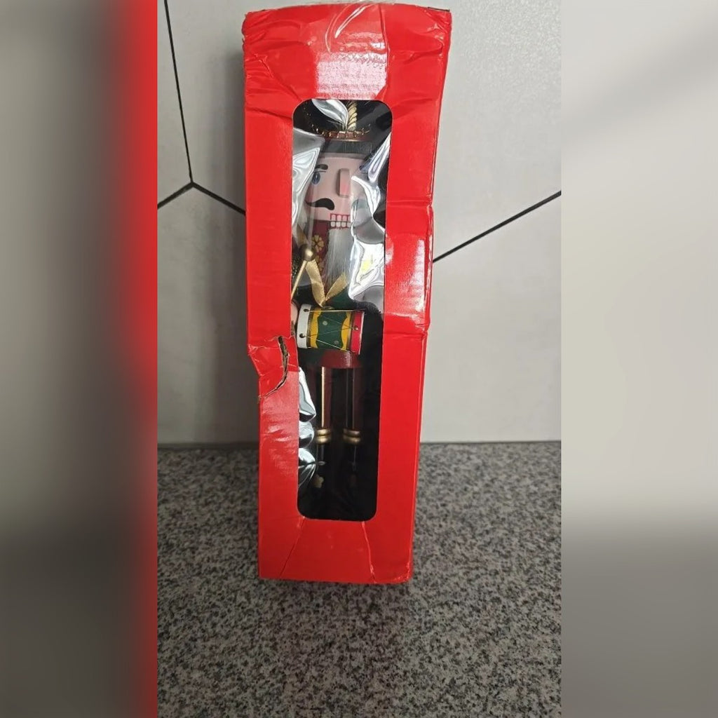 Foto di un cliente: la figura nella sua scatola rossa con finestra