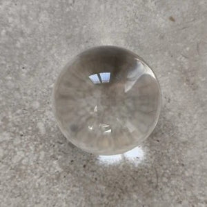 Foto di un cliente: la sfera di vetro trasparente da 60 mm su un pavimento di cemento, senza supporto