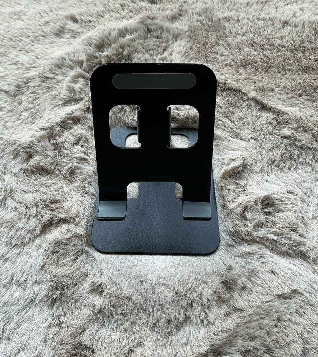 Foto di un cliente: supporto tablet nero pieghevole aperto, visto di fronte