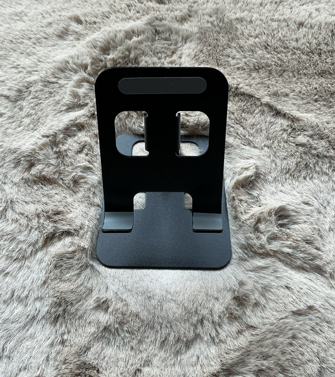 Foto di un cliente: supporto tablet nero pieghevole aperto, visto di fronte