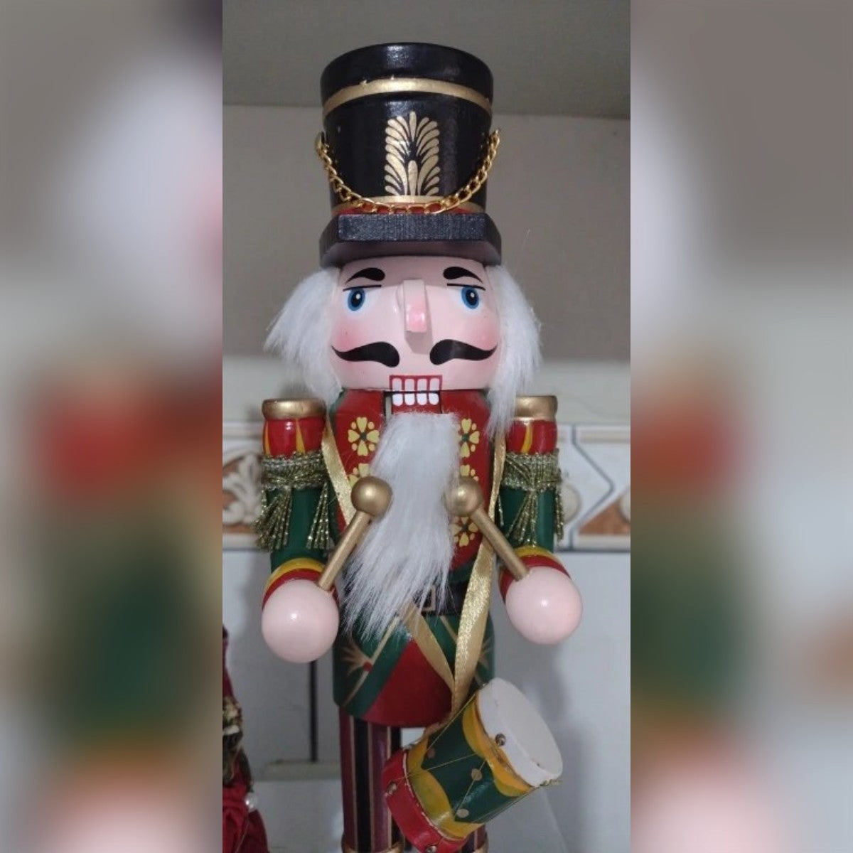 Foto di un cliente: viso, cappello e tamburo dello schiaccianoci da vicino