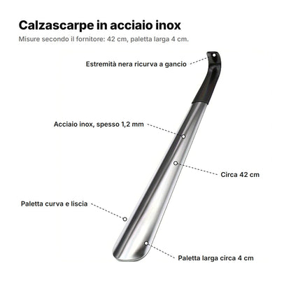 Il calzascarpe spiegato: estremità nera ricurva a gancio, acciaio inox spesso 1,2 mm, circa 42 cm, paletta curva e liscia larga circa 4 cm