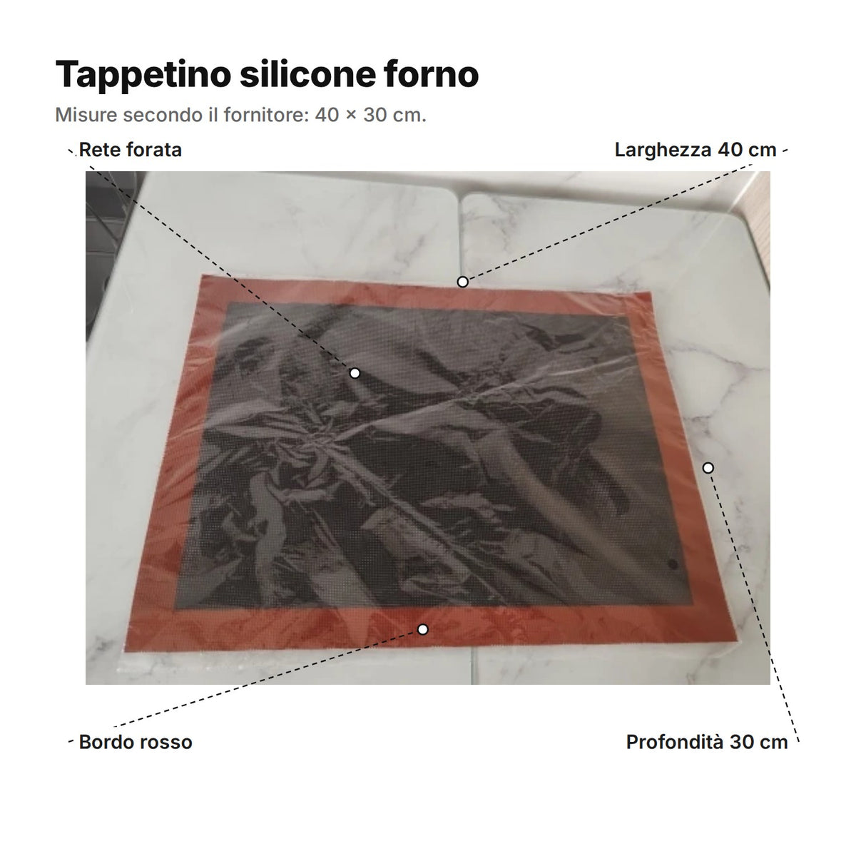 Il tappetino spiegato: larghezza 40 cm, profondità 30 cm, rete forata e bordo rosso