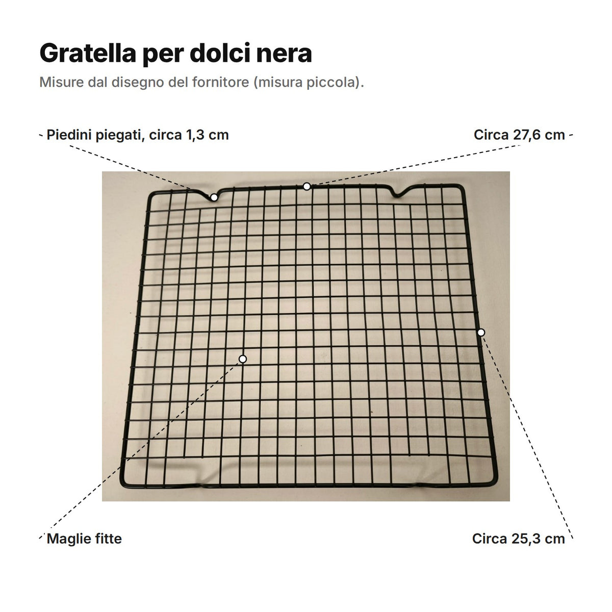 La gratella per dolci spiegata: circa 27,6 × 25,3 cm, piedini piegati di circa 1,3 cm e maglie fitte