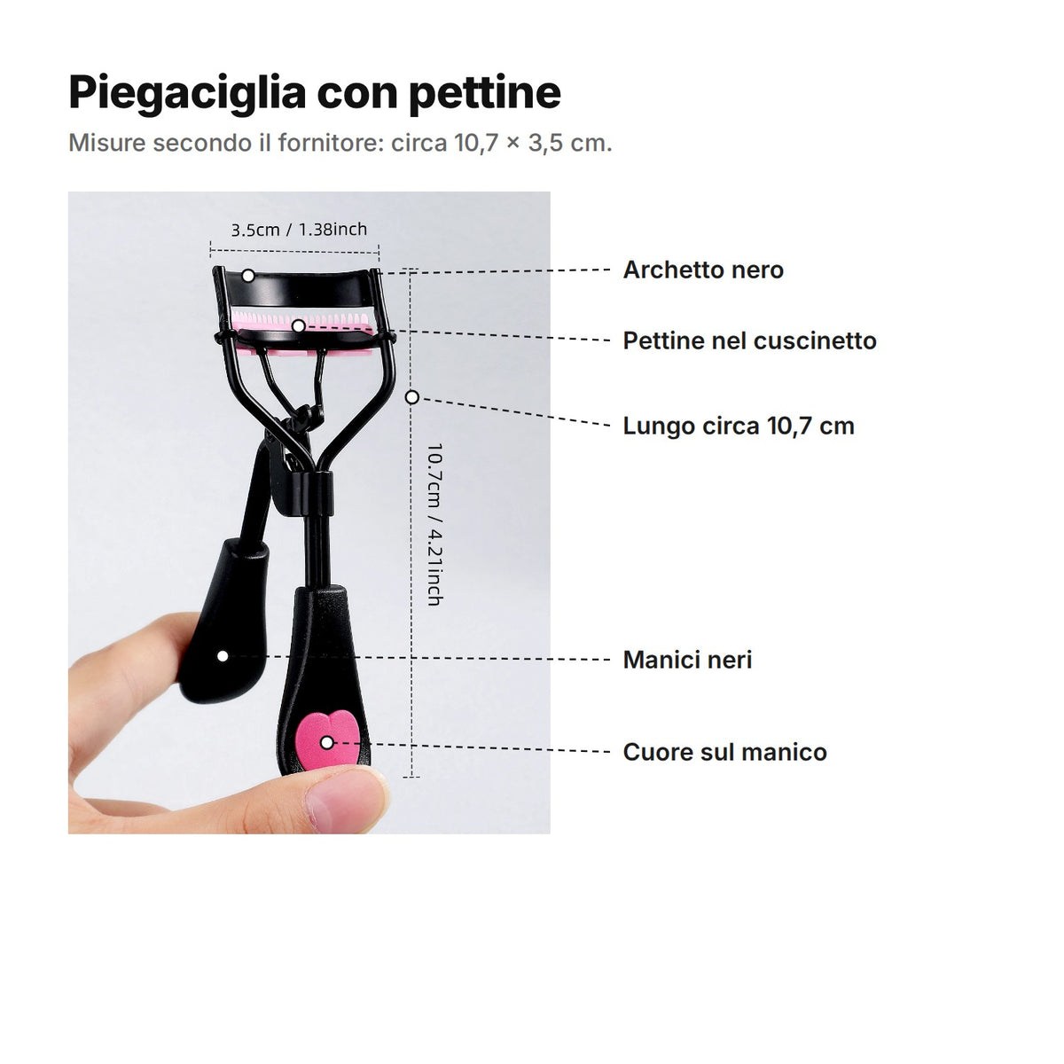 Piegaciglia con pettine spiegato: archetto nero, pettine nel cuscinetto, lungo circa 10,7 cm, manici neri e cuore sul manico