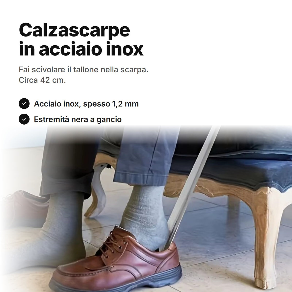 Calzascarpe in acciaio inox dietro il tallone mentre si infila una scarpa – circa 42 cm, con estremità nera a gancio