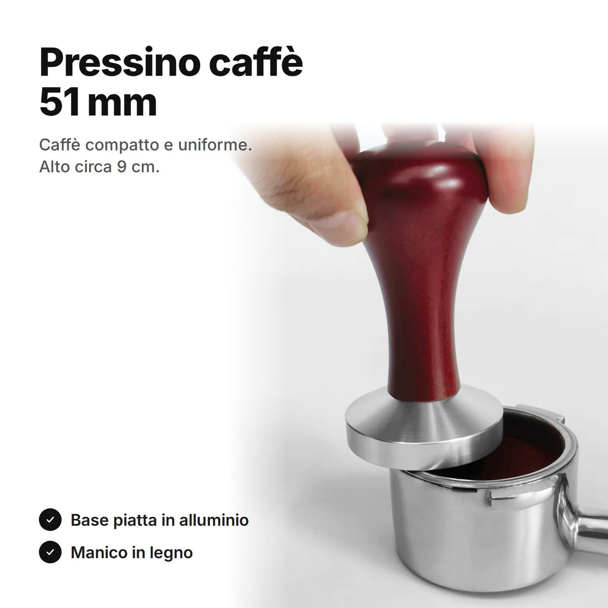 Pressino caffè da 51 mm con manico in legno premuto in un portafiltro – base piatta in alluminio, alto circa 9 cm