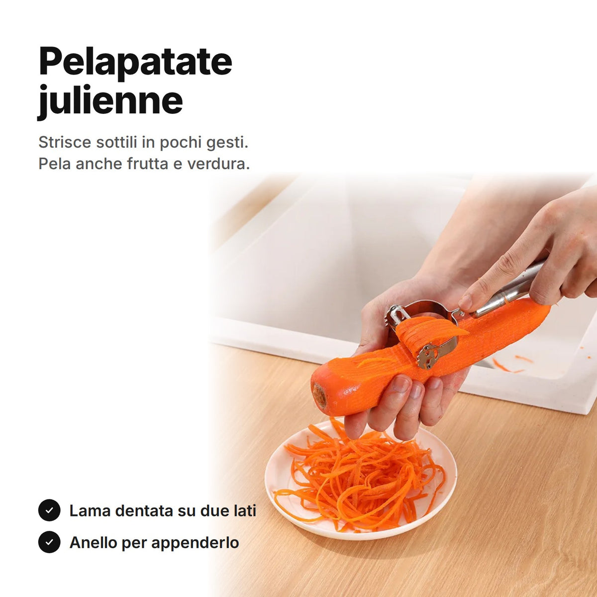 Pelapatate julienne in acciaio inox che taglia una carota a strisce sottili in un piattino