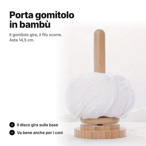 Porta gomitolo in bambù con un gomitolo bianco sull'asta – asta 14,5 cm, il disco gira sulla base