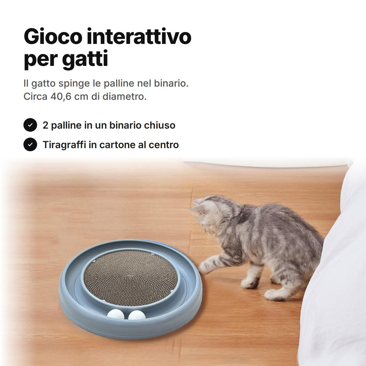 Gioco interattivo per gatti grigio con binario a palline e tiragraffi in cartone, sul parquet accanto a un gattino – Ø 40,6 cm